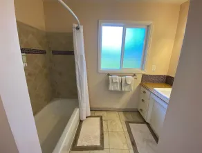 Rénové beauté en ville avec vue sur la montagne! Grand, entièrement clôturé cour arrière. - Image 4