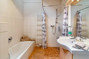 Appartamento 'Gulfhof Oldersum Dachgeschoss' con terrazza, giardino e Wi-Fi in comune - Image 2
