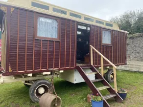Vintage Showman's Wagon For Two Close to Beach - Image 4