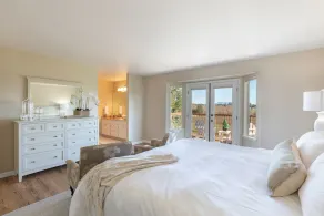 Beautiful Vineyard Ranch House - Image 5