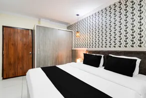 Deluxehotel Blue Petals - Image 5