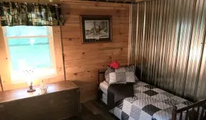 Pines Retreat Getaway - Cozy Cottage, Short walk to Lake Noquebay  - Image 4
