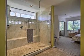 Upstairs suite, overlooking the pool - Image 3