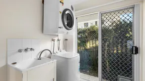 Pet Friendly Home, Pool and Endless Entertainment - Image 2