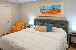 Private and spacious 1 bedroom suite with hot tub - Image 5