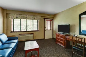 Extended Stay Queen Suite with Kitchenette! Stoney Creek Columbia - Image 5