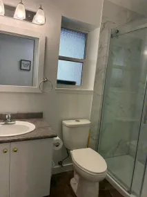Bright 1 bedroom suite/Self check in/ Full kitchen/ Wifi/ Netflix/Optic TV - Image 3