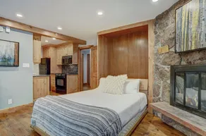 Charming Lodge Studio with Cozy Murphy Bed - Image 4
