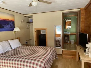 Standard queen bed room sleeps 2 - Image 5