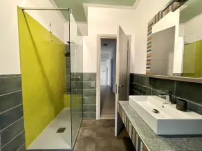 Large and bright apartment, parking and terrace overlooking the lake - Image 2
