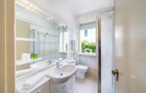 Impresionante apartamento de 2 habitaciones en Lazise -VR- - Image 2