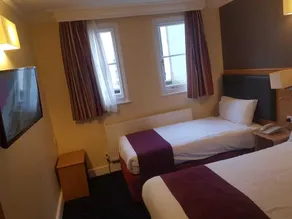 2 Bed Apt Near Hatfield Station Free Parking - Image 5