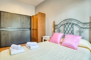 Holiday Home 'Isabel' with Shared Pool, Garden & Wi-Fi - Image 5