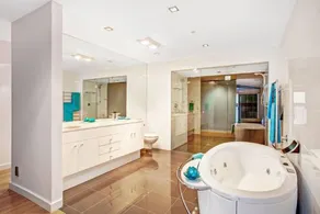 Luxury Waterfront Home con piscina a sfioro a 5 minuti da servizi per famiglie - Image 2