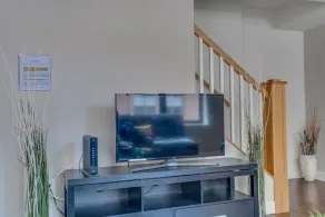 Beautiful 2 Bedroom Fully Furnished Apartment on Harborfront - Image 2
