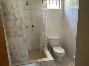 Lovely 2-bedroom 1 bath apt. with free parking - Image 2