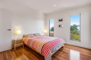 Una hermosa y moderna casa con vistas a los lagos del parque nacional - Image 3