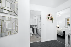 House - Sleeps 6, Garden & Free Parking - Image 3