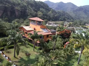 Glamping i Green Hills Mansion - Image 4