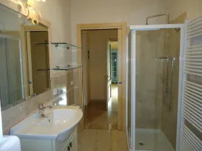 grande appartamento con splendida vista in una posizione tranquilla, a 200 metri dal lago, fino a 5 persone. - Image 2