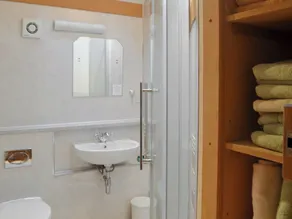 4 bedroom accommodation in Low Dinsdale - Image 3