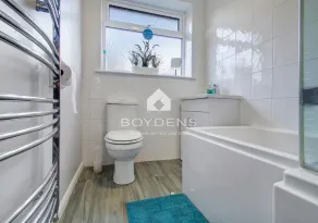 A delightful bungalow ideally located in a quiet tree-lined avenue and close to the seafront - Image 2