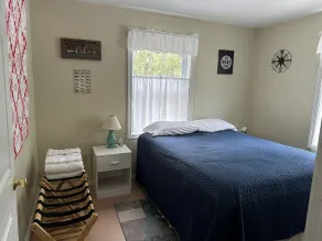 3Bd, 1 bath camp on Frye Island close to Beach 6 with screened-in porch! - Image 4