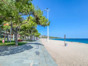 Apartment on the beach near public transport - Image 3