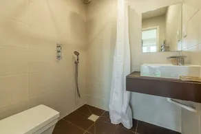 This spacious, detached holiday home is just a short walk from the beach. - Image 3