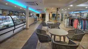 Ideal Mix of Comfort and Value! Free Parking & Full Kitchen, Outdoor Pools! - Image 3