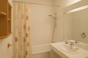 Store og smukke 2pièces med pool, wifi, terrasse og privat parkering - Image 2