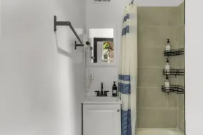 Cozy 2BR,1BA Retreat for 6 with Free Parking in Philly - Image 2