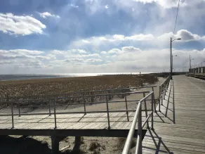 Exklusiva lägenhet på andra våningen ligger i önskvärt OC med utsikt över stranden - Image 2