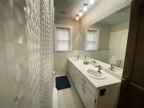 Perfect for large families and groups, located walking distance to Downtown - Image 5