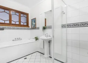 Spectacular bay Island Views in Manly Close to Lots Cafe Restaurants Market IGA - Image 3