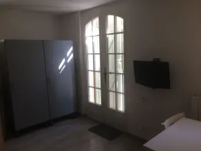 Studio indépendant en rez de chaussé de villa, avec parking sécurisé - Image 2