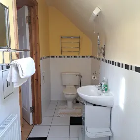 Spacious 6-Bed House 10 minutes from Knock Airport - Image 5