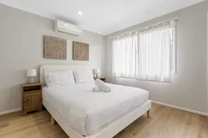 Spacious 4-Bed House with Secure Parking - Image 5