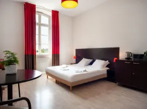 Studio Douillet Proche du Centre Ville | Piscine Extérieure Chauffée - Image 3