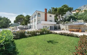 Ten-Bedroom Holiday Home In Duce - Image 5