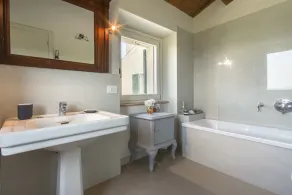 Recently renovated historic villa, pool, beautiful view, 20 minutes from the beach - Image 4