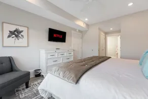 🌆 539 Bay St Downtown Lakeview Condo | 403E - Waterfront, Free Parking, Moments from festival grounds - Image 3