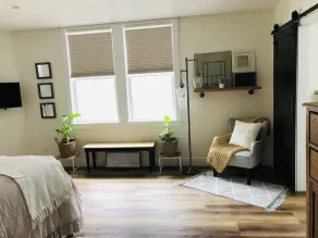 Luxury on Main, remodeled, homey, fresh and bright! - Image 4