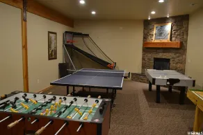 Spacious Eden Retreat – Modern Comfort, Scenic Views & Room for 11 - Image 3