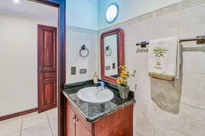 Fantastic Condo W/ Full Kitchen, WiFi, Private Balcony & Central Location - Image 4