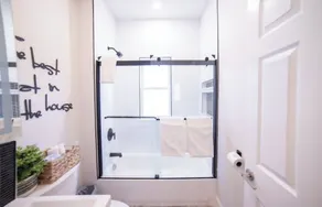 Boston 2 level luxury home, Free Parking, 5 mins to casino & 10 mins to airport - Image 2