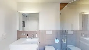 Spacious apartment with mountain view - Image 5
