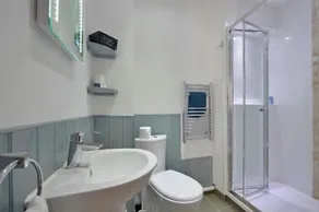 Luxury ground floor Apartment Sleeps 5 - Image 2