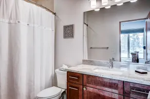 Frisco rivière Townhomes est nouvelle construction dans le cœur de Frisco. Tout sur la rue principale de Frisco est facilement accessible à pied et le service de navette qui passe juste devant elle vous amène à l'un des monde des stations de ski de cla... - Image 4