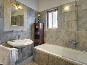 Well Maintained Holiday Home With Private Heated Pool Near the Beach - Image 4